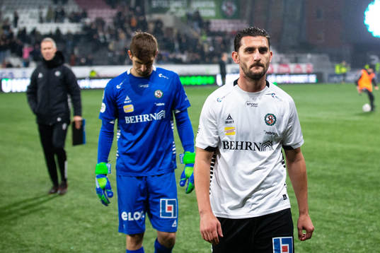 Örebros målvakt Bobby Allain och Agon Mehmeti deppar