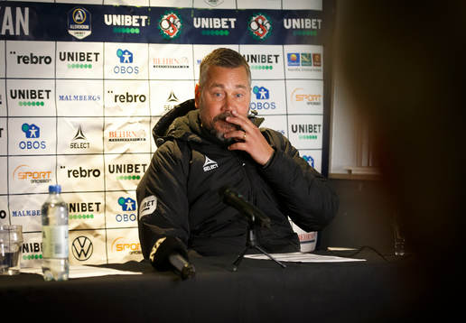 Örebros tränare Marcus Lantz på presskonferensen