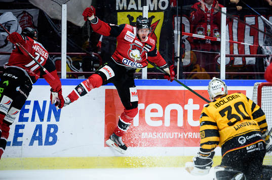 Malmö Redhawks Carl Persson jublar