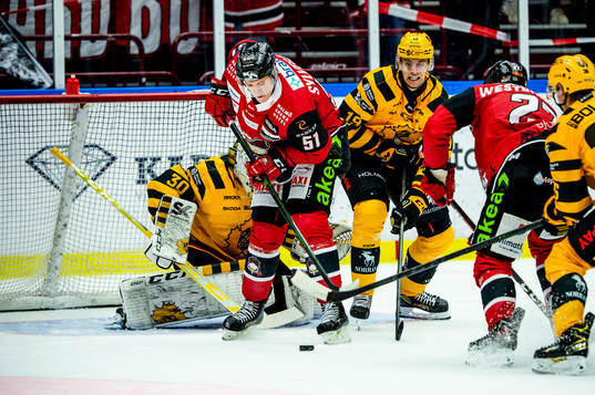 Malmö Redhawks Emil Sylvegård och Ponthus Westerholm mot
