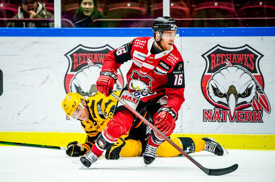 Malmö Redhawks Matias Lassen mot Skellefteås Rickard Hugg