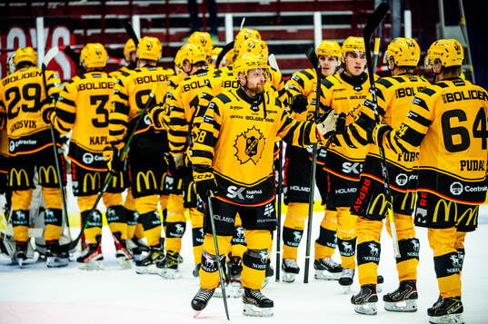 Skellefteås Oskar Nilsson jublar med lagkamraterna