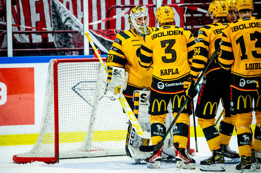 Skellefteås målvakt Gustaf Lindvall och Michael Kapla
