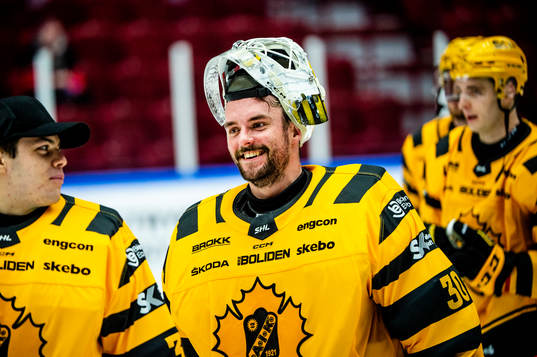 Skellefteås målvakt Gustaf Lindvall jublar