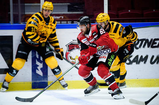 Malmö Redhawks Alexander Molldén i en kamp mot