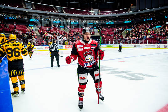 Malmö Redhawks Carl Persson jublar