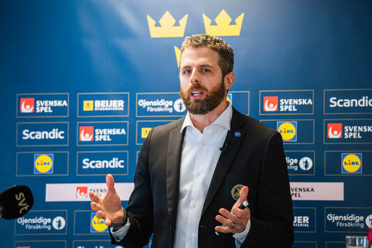 Damkronornas förbundskapten Ulf Lundberg presenterar