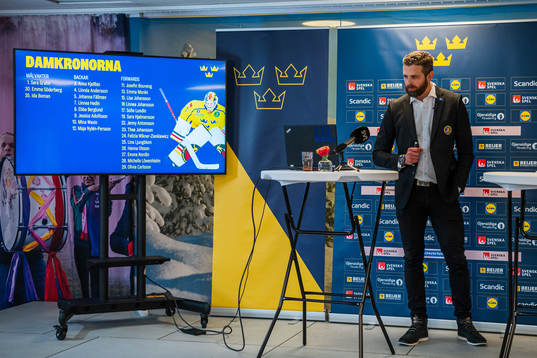 Damkronornas förbundskapten Ulf Lundberg presenterar