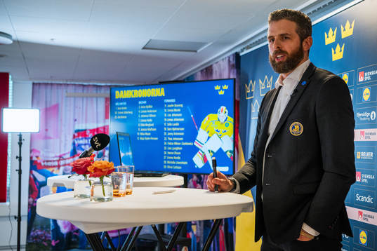 Damkronornas förbundskapten Ulf Lundberg presenterar