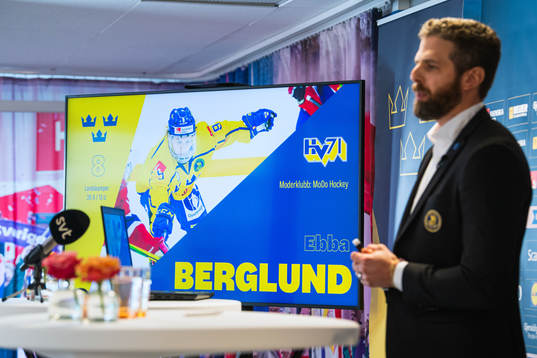 Damkronornas förbundskapten Ulf Lundberg presenterar