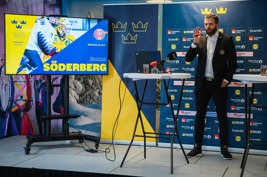 Damkronornas förbundskapten Ulf Lundberg presenterar