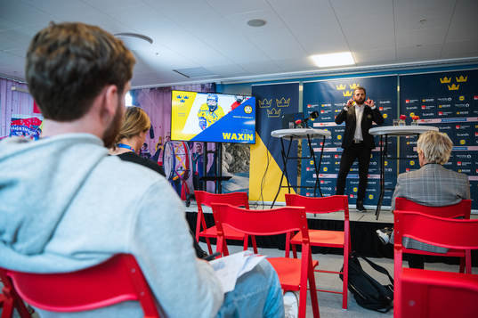 Damkronornas förbundskapten Ulf Lundberg presenterar