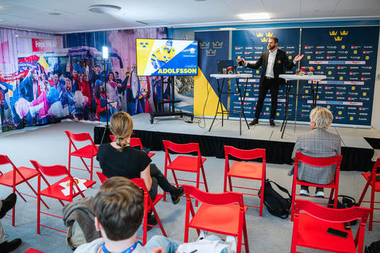 Damkronornas förbundskapten Ulf Lundberg presenterar