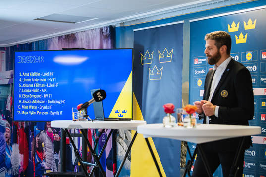 Damkronornas förbundskapten Ulf Lundberg presenterar