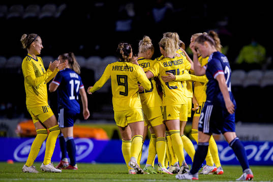 Players of Sweden celebrate the 0-1 goal by Fridolina Rolfö
