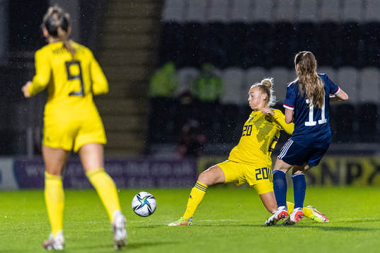 Hanna Bennison of Sweden and Lisa Evans of Scotland