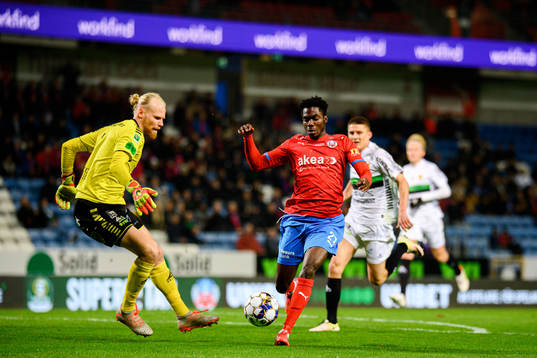 Helsingborgs Benjamin Acquah och GAIS målvakt Mathias