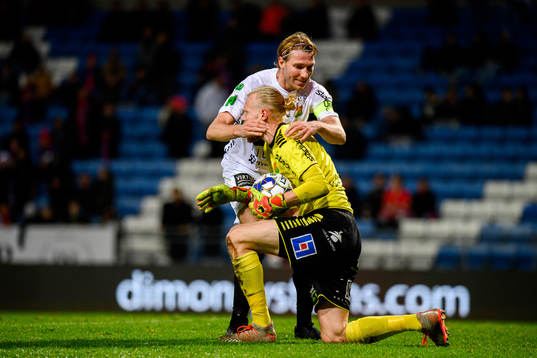 GAIS August Wängberg och målvakt Mathias Karlsson jublar