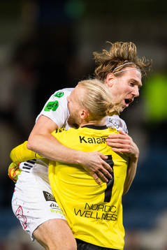 GAIS August Wängberg jublar med målvakt Mathias Karlsson