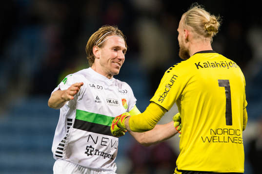 GAIS August Wängberg jublar med målvakt Mathias Karlsson