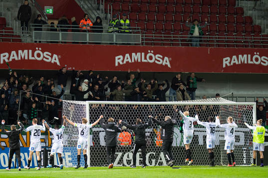 GAIS spelare jublar mot sina supportrar