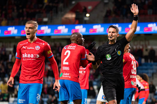 Domare Adi Aganovic i samband med att Helsingborgs 1-1 mål