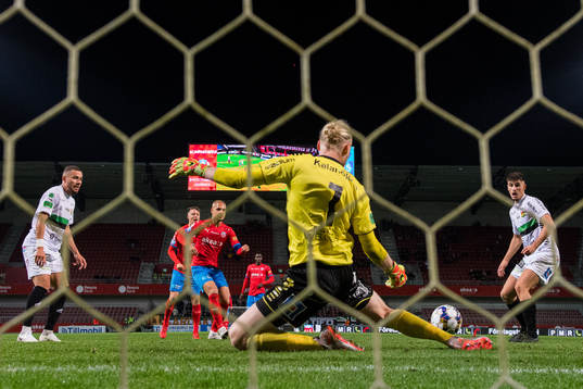 GAIS målvakt Mathias Karlsson räddar målchans från