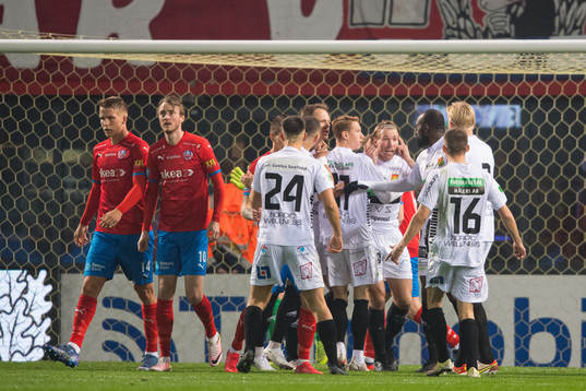 GAIS Simon Alexandersson jublar med lagkamrater