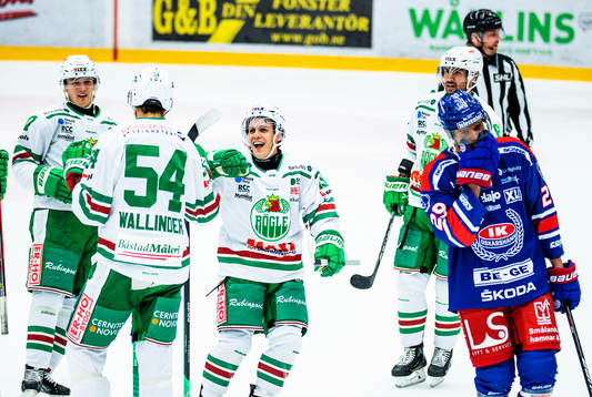 Rögles William Wallinder jublar med Tyler Kelleher