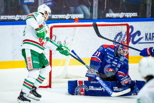 Rögles Adam Tambellini och Oskarshamns målvakt Tim Juel