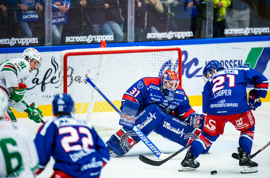 Rögles Adam Tambellini och Oskarshamns målvakt Tim Juel