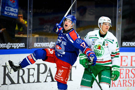 Oskarshamns Jonas Engström jublar samtidigt som Rögles