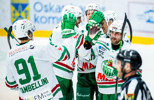 Rögles Ludvig Larsson jublar med lagkamrater