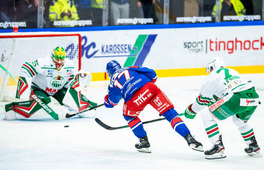 Oskarshamns Jonas Engström gör 1-1 bakom Rögles målvakt