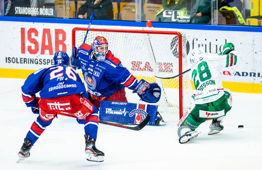 Oskarshamns Filip Karlsson, målvakt Tim Juel samt Rögles