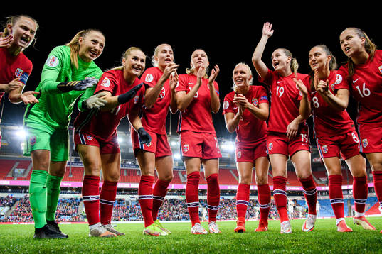 Caroline Graham Hansen, goalkeeper Cecilie Fiskerstrand,