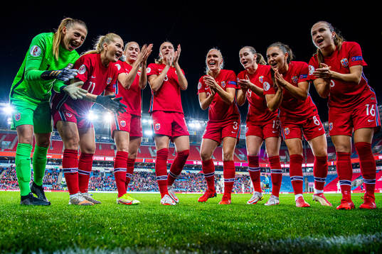 Goalkeeper Cecilie Fiskerstrand, Lisa-Marie Karlseng