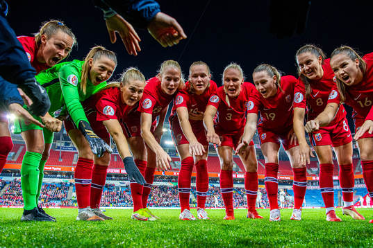 Caroline Graham Hansen, goalkeeper Cecilie Fiskerstrand,
