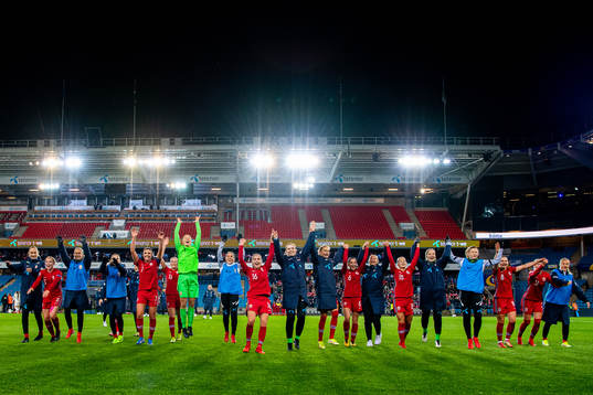 Ingrid Syrstad Engen, goalkeeper Cecilie Fiskerstrand, Guro