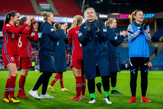 Goalkeeper Aurora Mikalsen and players of Norway celebrate