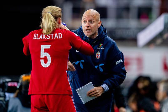 Anders Jacobson, assistant coach of Norway, talks to Julie