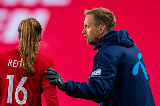 Martin Sjögren, head coach of Norway, talks to Guro Reiten