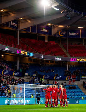 Karina Sævik, Julie Blakstad and players of Norway