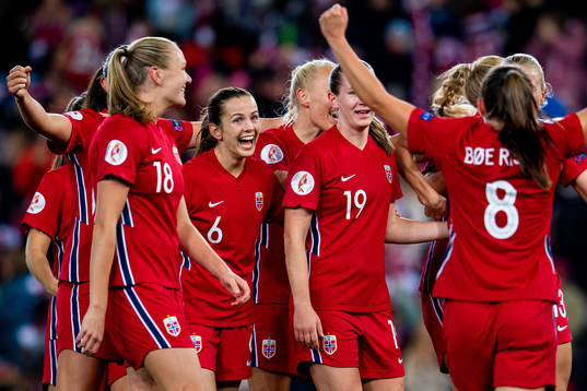 Tuva Hansen and players of Norway celebrate