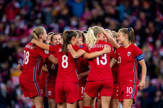 Guro Bergsvand of Norway celebrates with teammates Frida