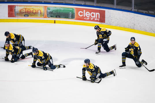 Södertäljes spelare värmer upp innan ishockeymatchen i