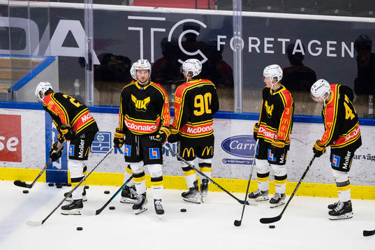 Västerås spelare värmer upp innan ishockeymatchen i