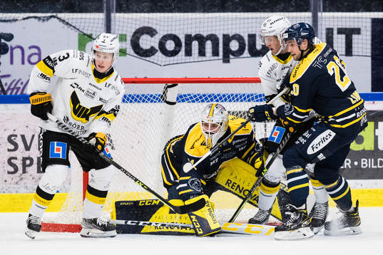 Södertäljes målvakt Nikita Tolopilo och Tobias Lindberg