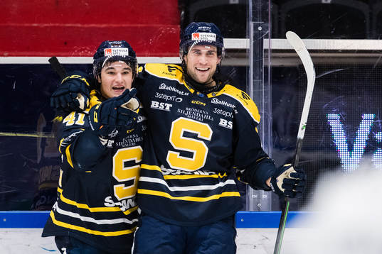 Södertäljes Colin Smith jublar