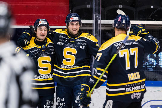 Södertäljes Colin Smith jublar